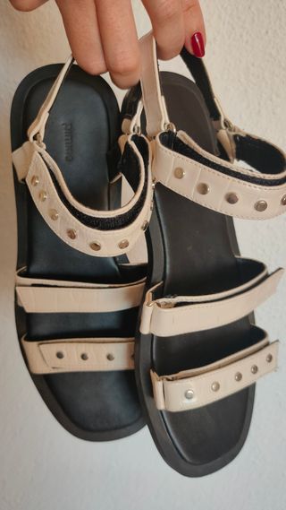 Sandalias blancas crema con tachuelas