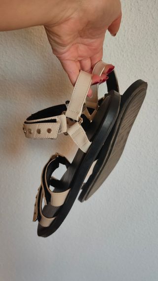 Sandalias blancas crema con tachuelas