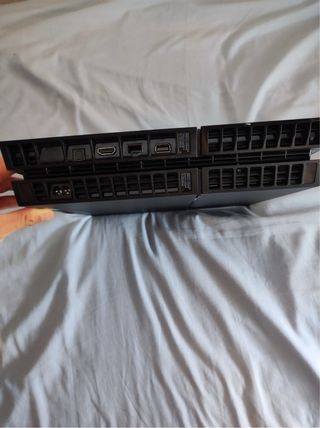 PS4 (PlayStation 4) con 2 mandos y juego