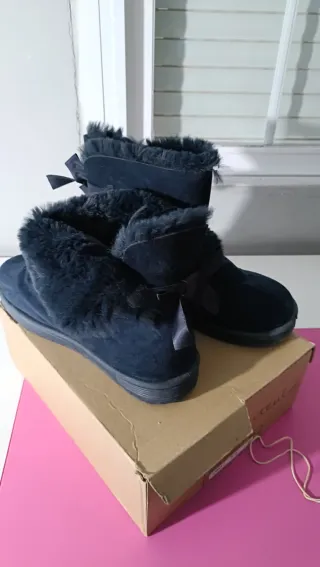 Botas de pelo azul marino con lazo