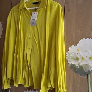 Camisa color lima con lazada