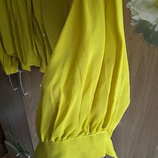 Camisa color lima con lazada