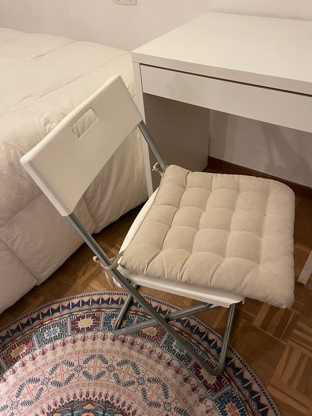 Mesa de escritorio + silla + cojín (IKEA)