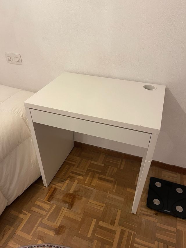 Mesa de escritorio + silla + cojín (IKEA)