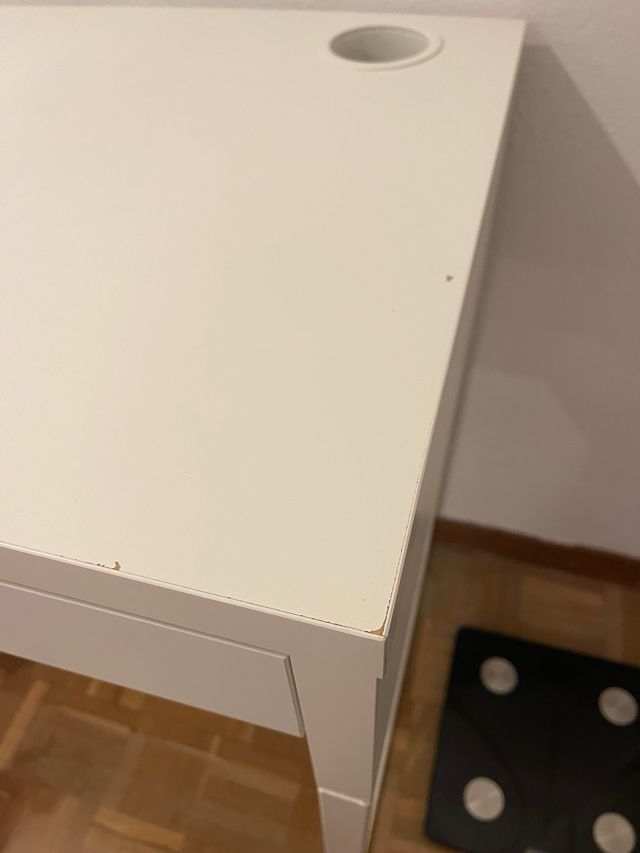 Mesa de escritorio + silla + cojín (IKEA)
