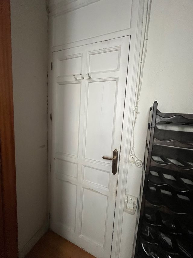 Puerta blanca estilo modernista