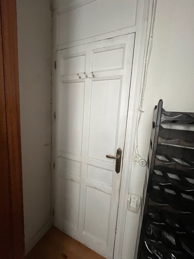 Puerta blanca estilo modernista