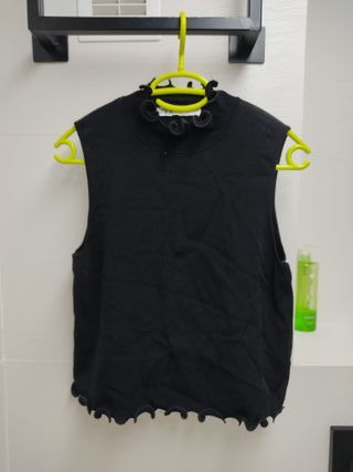 Top Zara negro volantes cuello alto sin mangas