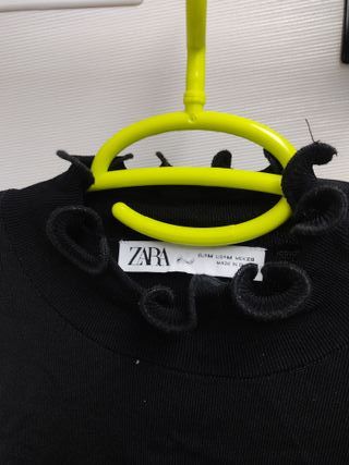 Top Zara negro volantes cuello alto sin mangas