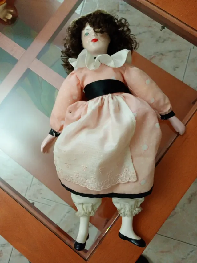 Muñeca de porcelana antigua
