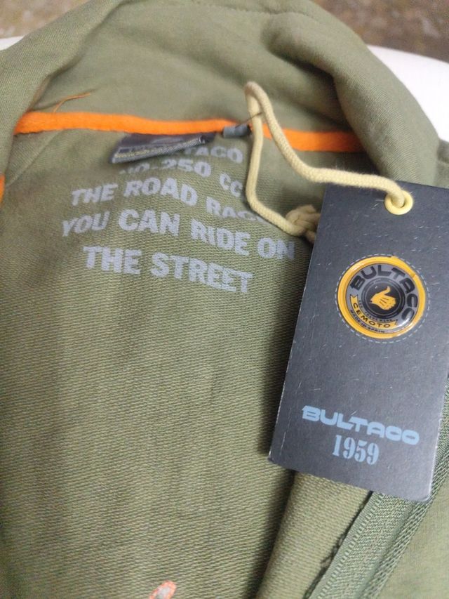 Chaqueta verde con cremallera y logo de BULTACO