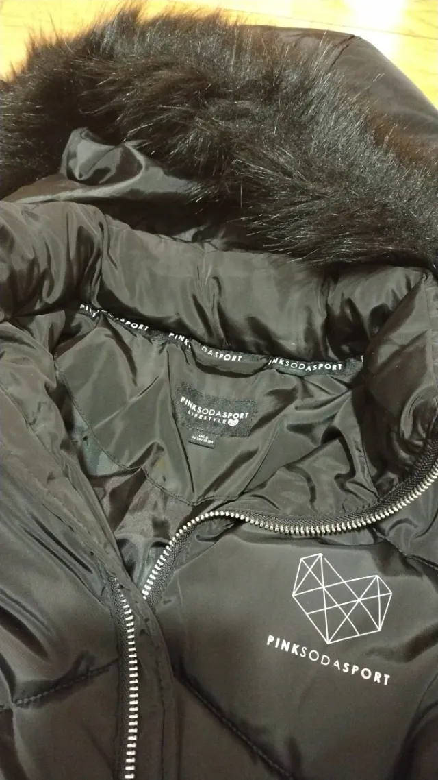 Abrigo acolchado negro con capucha