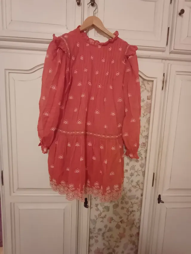 Vestido rojo con bordados blancos