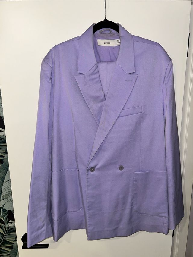 Traje cruzado lila