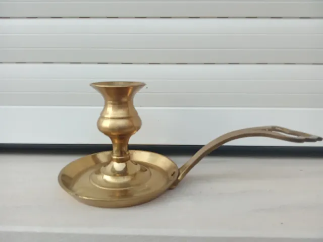 Candelabro de metal dorado con asa