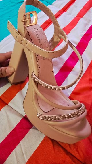 Zapatos de tacón beige con pedrería