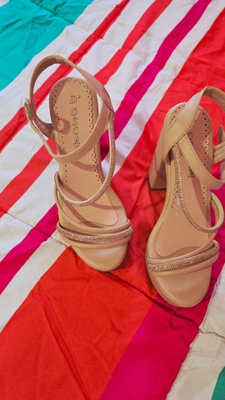 Zapatos de tacón beige con pedrería