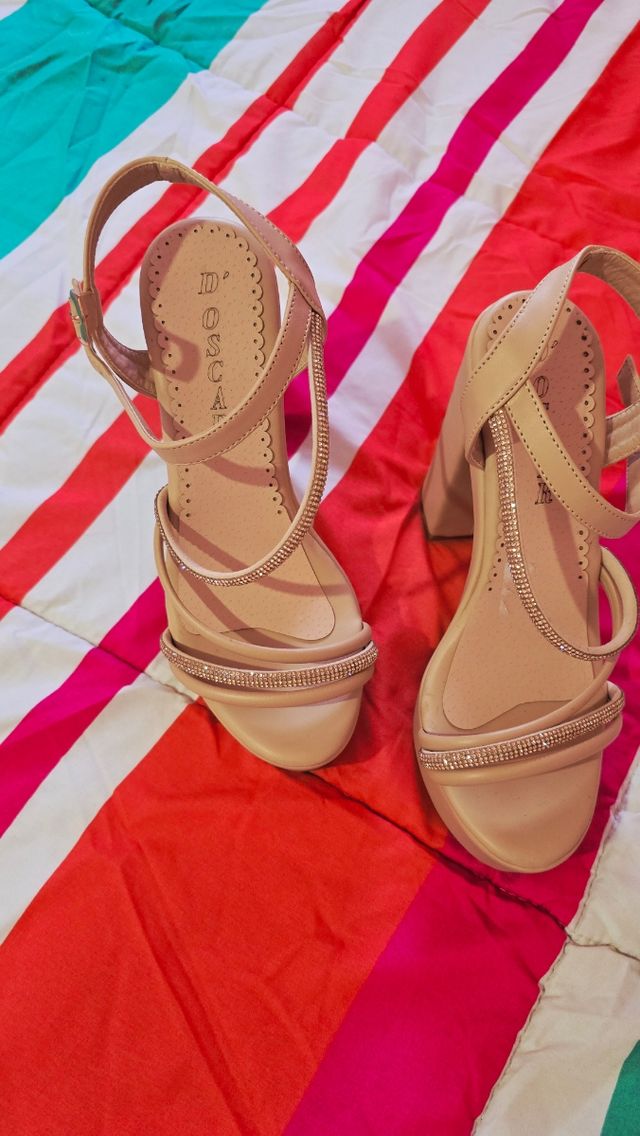 Zapatos de tacón beige con pedrería