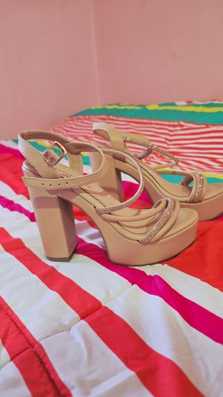 Zapatos de tacón beige con pedrería