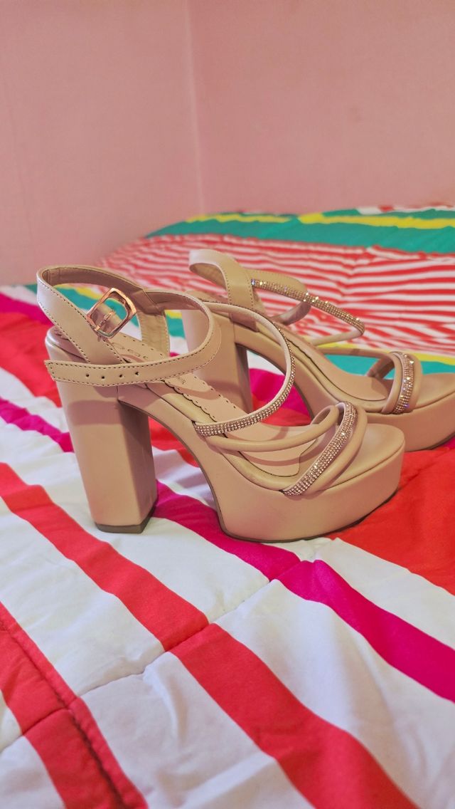 Zapatos de tacón beige con pedrería