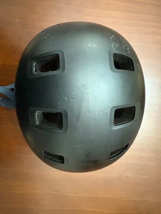 Casco patinete negro