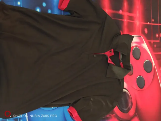 Polo negro con detalles rojos