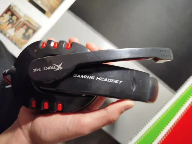 Cascos gaming negros y rojos