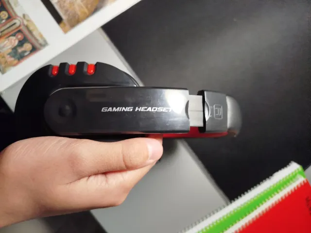 Cascos gaming negros y rojos