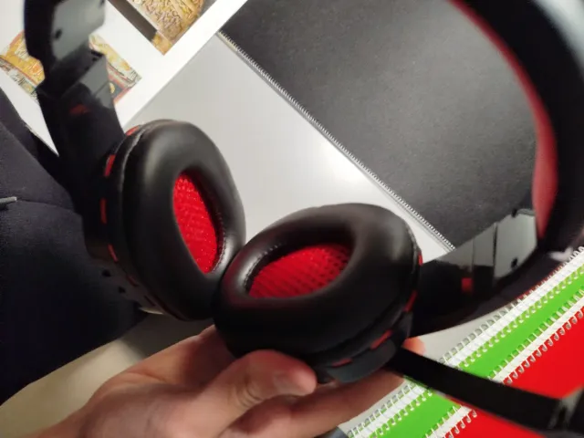 Cascos gaming negros y rojos