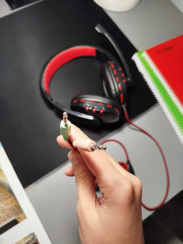 Cascos gaming negros y rojos