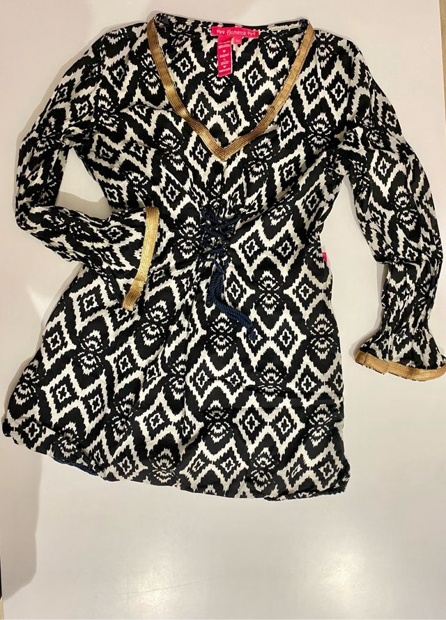 Blusa negra y blanca .Detalles Dorados