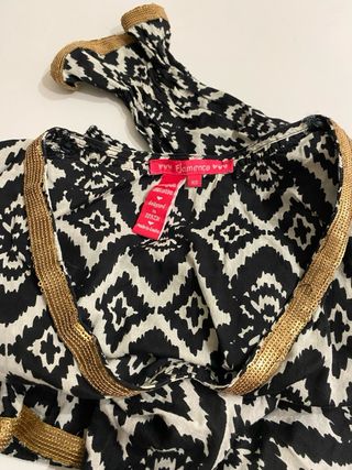 Blusa negra y blanca .Detalles Dorados