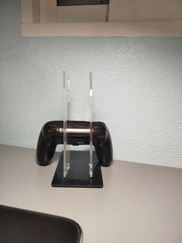 Soporte acrílico para mando de consola