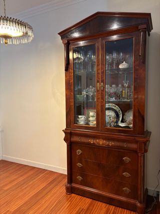 Vitrina de madera y cristal