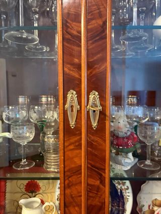 Vitrina de madera y cristal