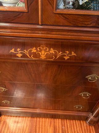 Vitrina de madera y cristal