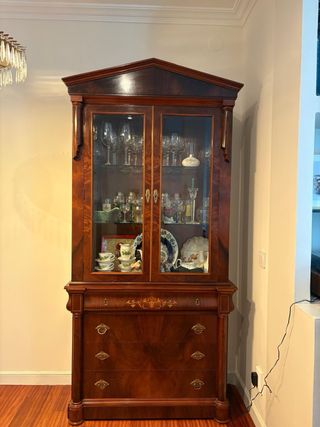 Vitrina de madera y cristal