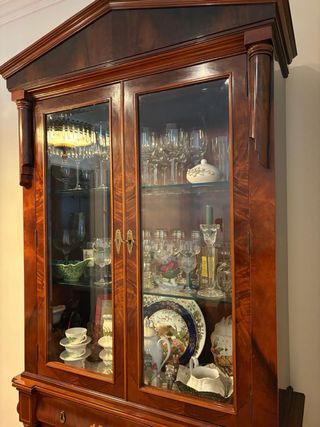 Vitrina de madera y cristal