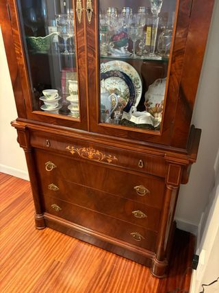 Vitrina de madera y cristal