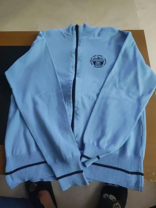 Uniforme escolar azul con escudo