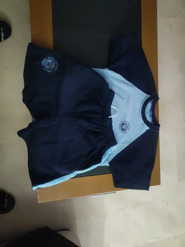 Uniforme escolar azul con escudo