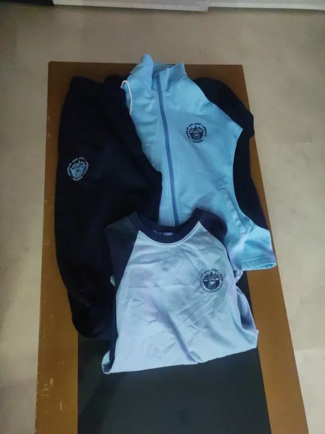 Uniforme escolar azul con escudo