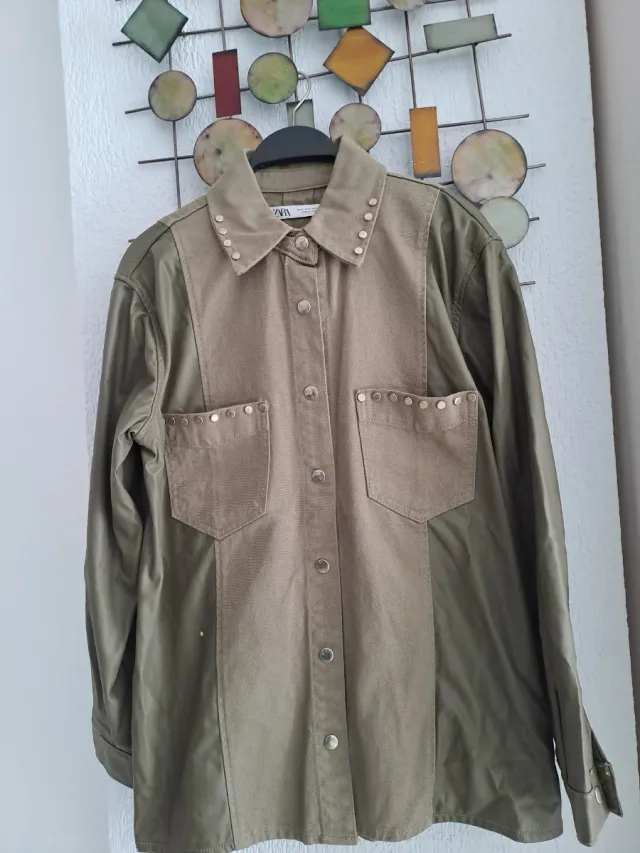 Cazadora Zara verde tachuelas