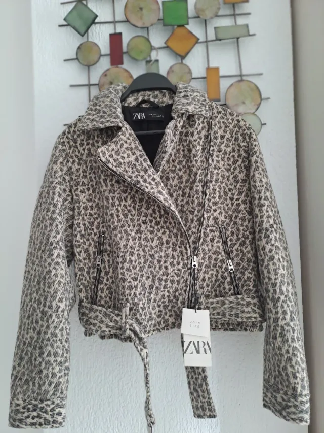 Cazadora Zara verde tachuelas