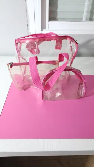 Neceser transparente con asas rosa