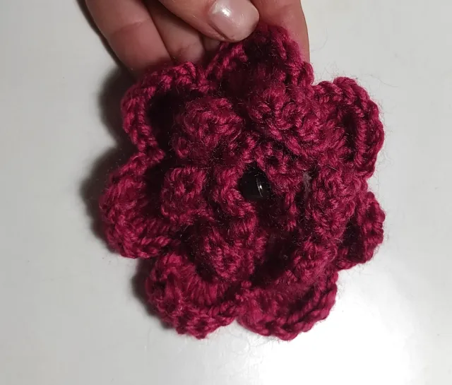 Flor crochet artesana. Decoración o broche