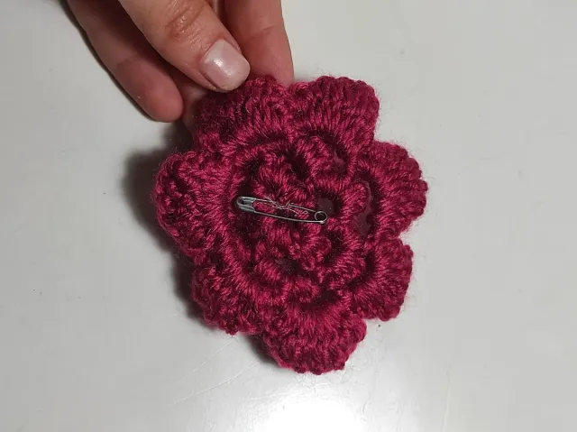 Flor crochet artesana. Decoración o broche