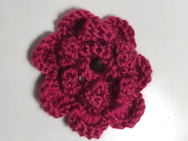 Flor crochet artesana. Decoración o broche