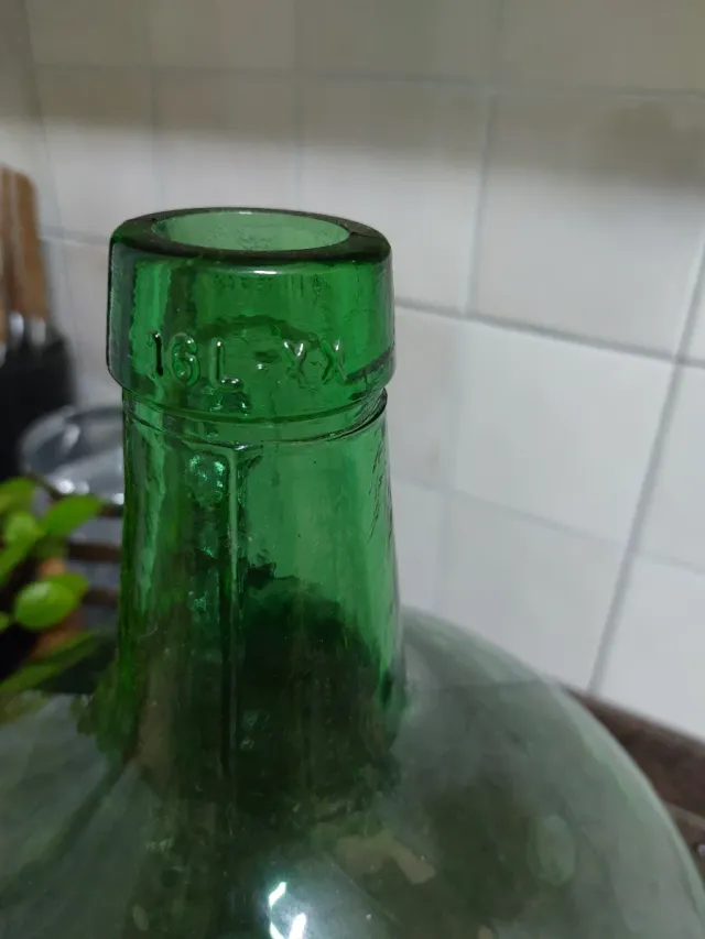 Damajuana de cristal verde