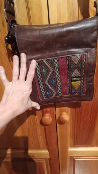 Bolso de cuero con detalles bordados